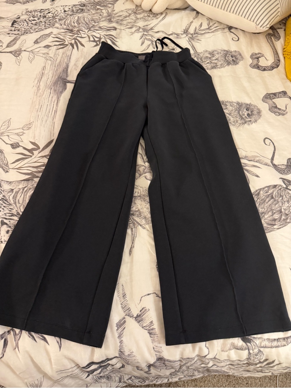 Wide-Leg Pull-On Trousers in Black